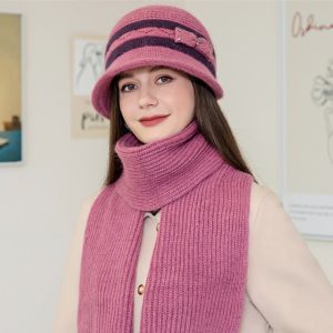 Chapeau cloche femme écharpe et gants hiver