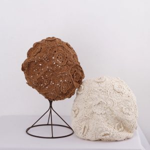 Béret crochet creux motif floral