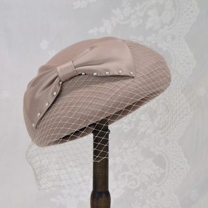 Béret laine à maille et noeud papillon perlé et satiné